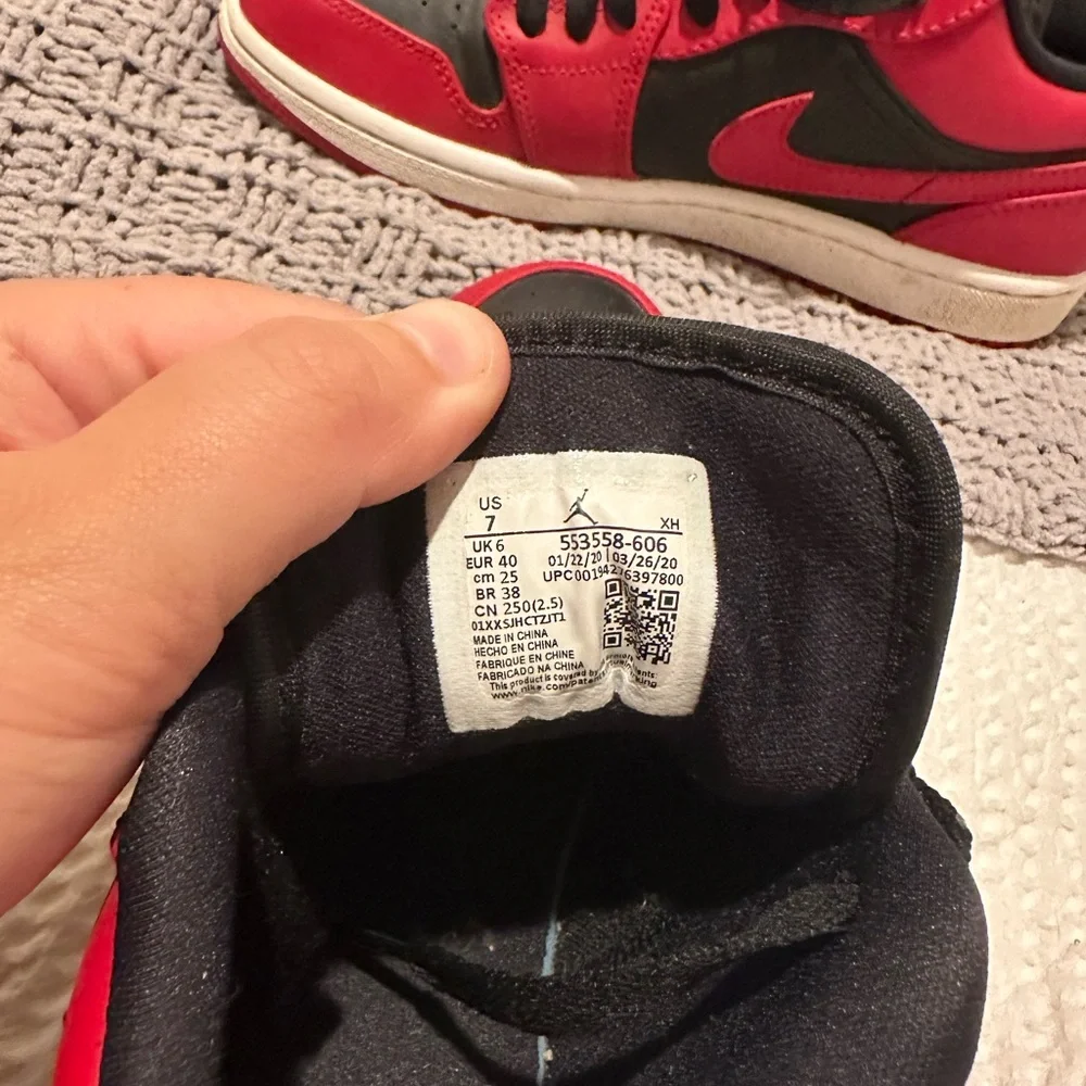 Jordan Low Top Sneaker - Black & Red